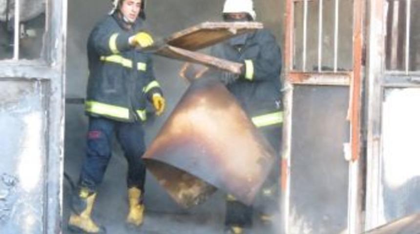 Mobilya D&uuml;kkanında &Ccedil;ıkan Yangın Korkuttu