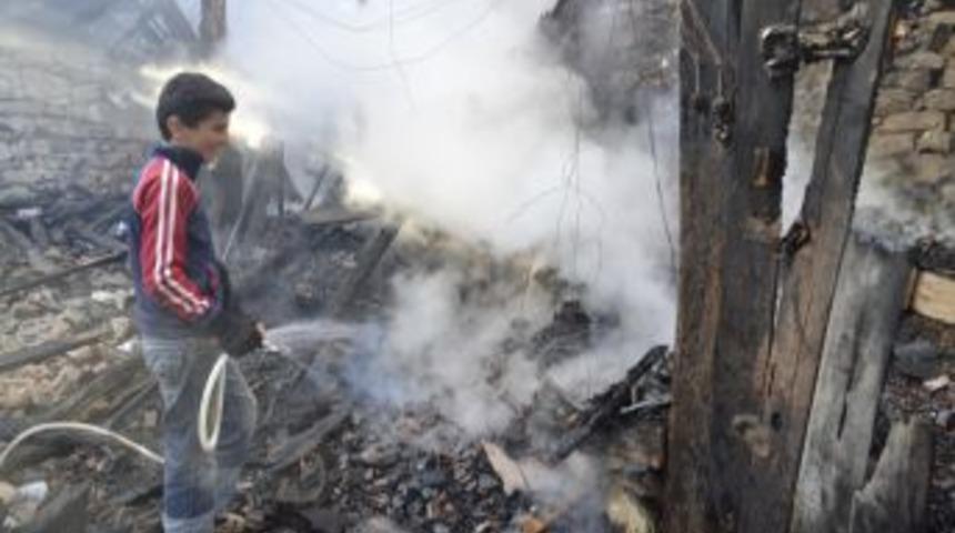 4 Kişilik Aile Sokakta Kaldı