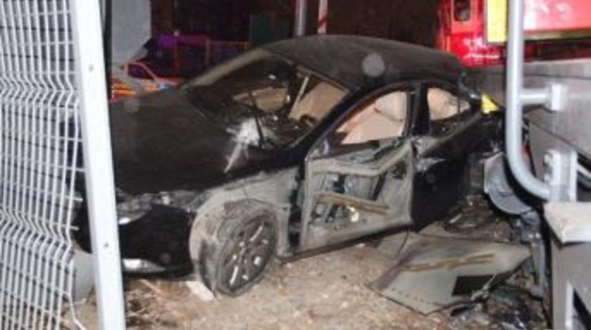 Boz&uuml;y&uuml;k&rsquo;te Lokomotif İle Otomobil &Ccedil;arpıştı