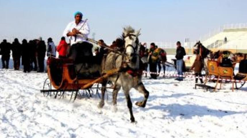 Buz Gibi Havada Atlı Kızak Yarışları Nefes Kesti