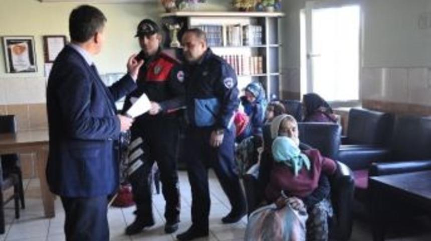 Sırtında Çocuğuyla Dilenen Aile Sosyal Politikalara Bildirilecek