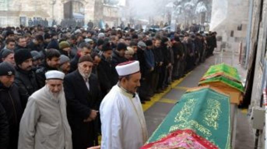 Kayseri'deki Kazada &Ouml;len Kız Kardeşlere H&uuml;z&uuml;nl&uuml; Veda