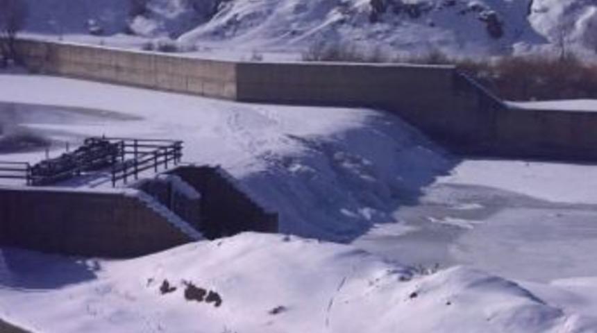 Erzurum&rsquo;da Yağan Baraj G&ouml;leti Buz Tuttu