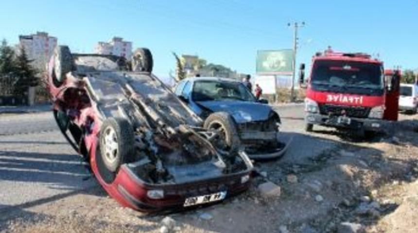 İki Otomobil &Ccedil;arpıştı: 3 Yaralı