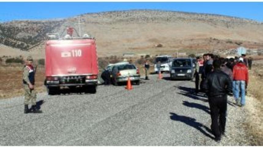 D&uuml;ğ&uuml;n Konvoyu İle Cenaze Konvoyundaki İki Otomobil &Ccedil;arpıştı: 8 Yaralı