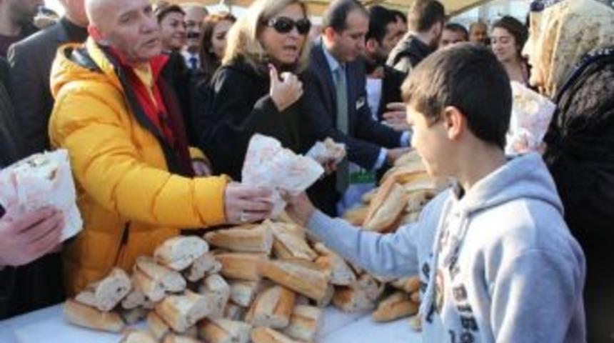 3 Ton Hamsi Bedava Dağıtıldı, Vatandaşlar Birbirini Ezdi