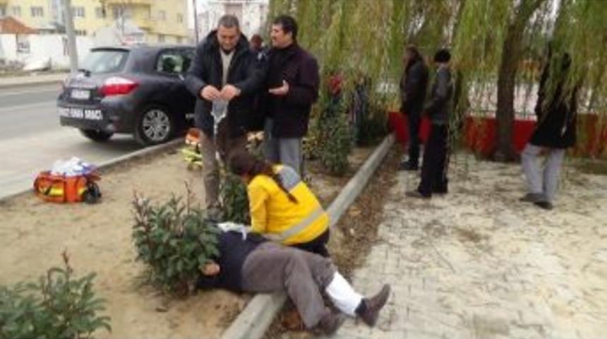 Fren Yerine Gaza Basan Bayan S&uuml;r&uuml;c&uuml; Adayı Kaldırıma &Ccedil;ıktı: 2 Yaralı