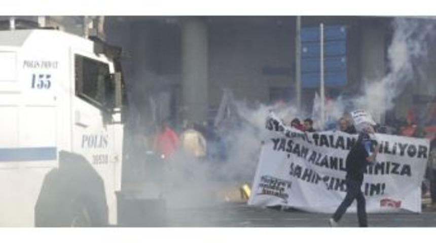 Kadık&ouml;y'de Polise Saldıran G&ouml;stericilere M&uuml;dahale Edildi
