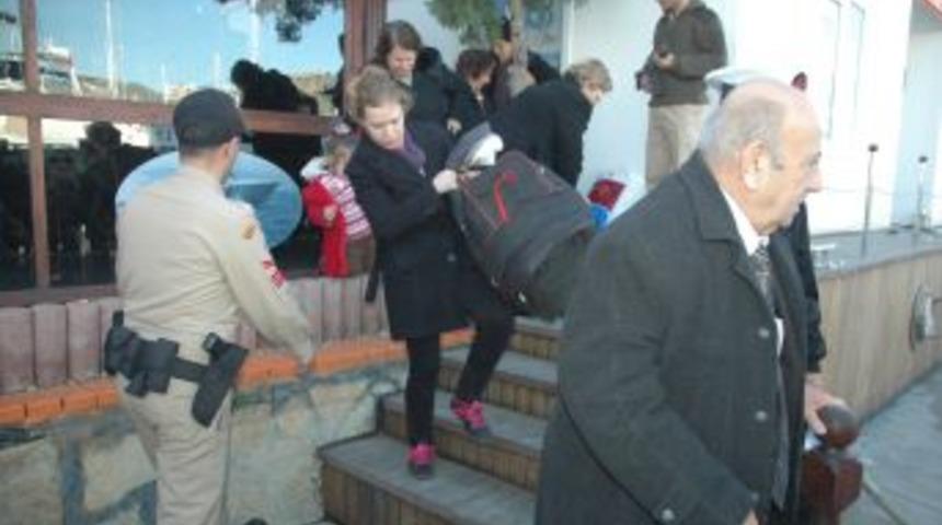 Milyondolarlık Tekneyle Yunanistan&rsquo;a Ka&ccedil;arken Yakayı Ele Verdiler