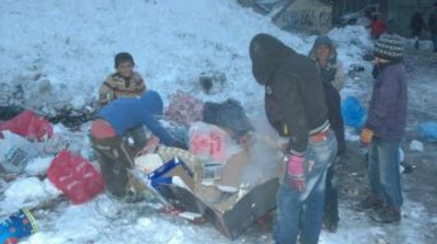 Kış G&uuml;n&uuml; Topladıkları Kartonlarla Isınıyorlar