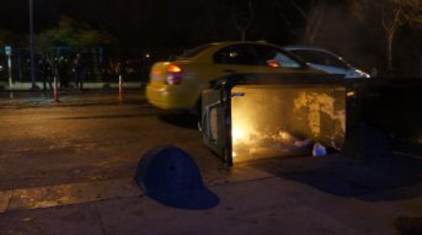 AK Parti Binasına Y&uuml;r&uuml;yen Eylemcilere M&uuml;dahale