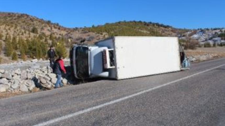 Devrilen Kamyonun S&uuml;r&uuml;c&uuml;s&uuml; Yara Almadan Kurtuldu