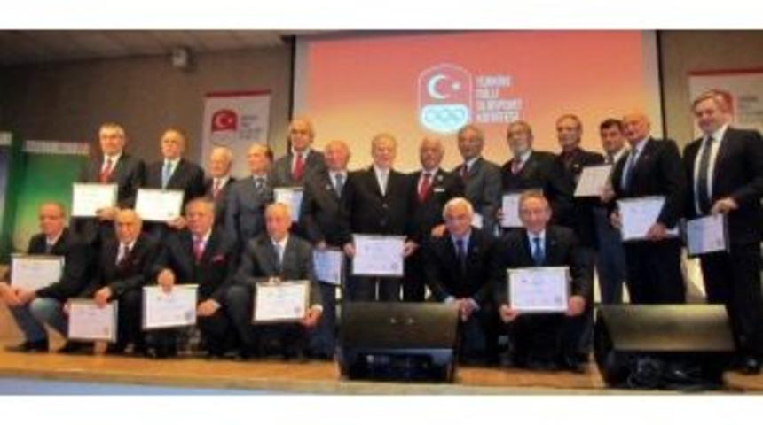 Olimpian Derneği Başkanı &Ouml;ztek&rsquo;e G&uuml;m&uuml;ş Rozet