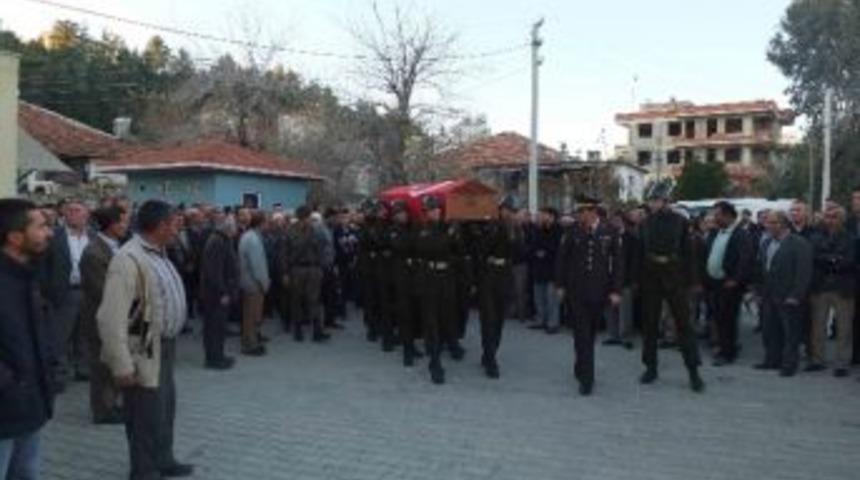 Hızar Makinesinin &Uuml;zerine D&uuml;şerek &Ouml;len Er Toprağa Verildi