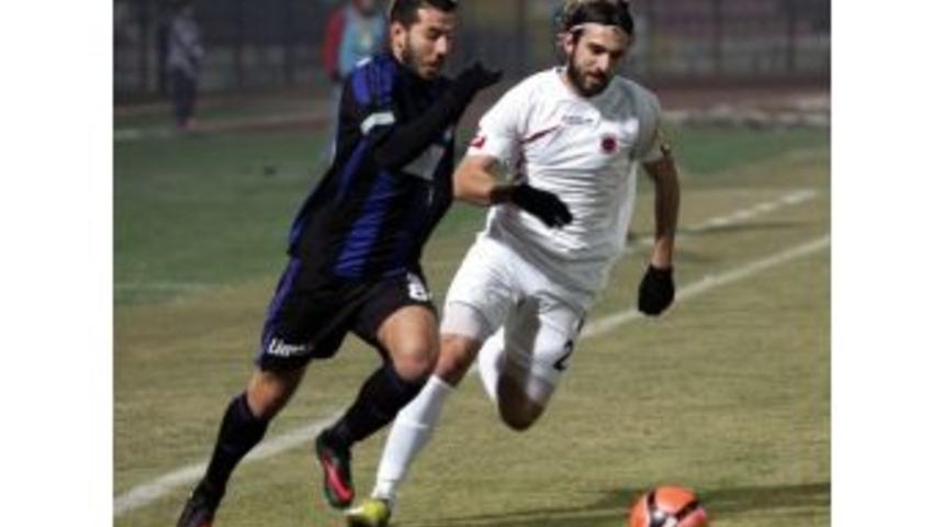 Gaziantep B&uuml;y&uuml;kşehir Belediyespor - Tavşanlı Linyitspor Ma&ccedil;ının İlk Yarısı 1-0 Tamamlandı