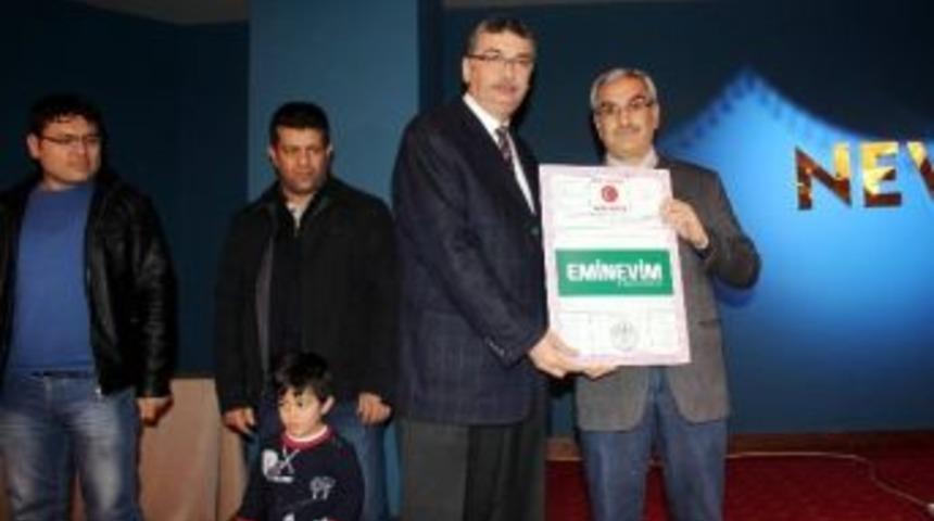 Ak Partili Başkan Adayı G&uuml;ven&ccedil;, Tapu Dağıttı