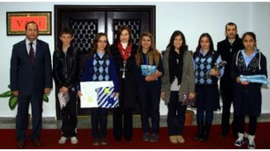 Vali Yardımcısı Tursun, İnsan Hakları Konulu Yarışmada Dereceye Girenleri Misafir Etti