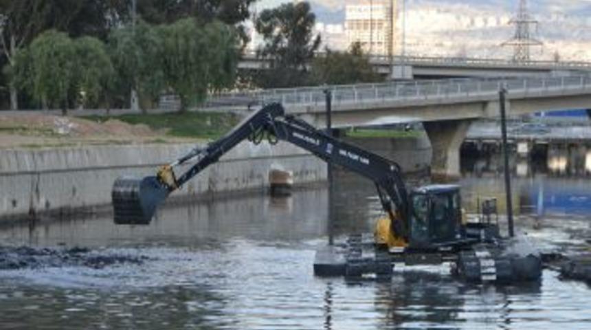 İzmir'in Yeni Dere Temizlik Aracı Geldi