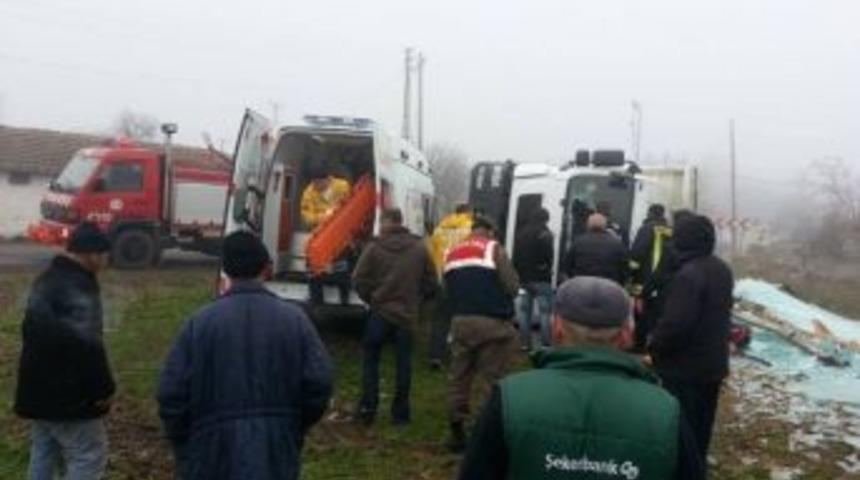 Cam Y&uuml;kl&uuml; Kamyon Devrildi