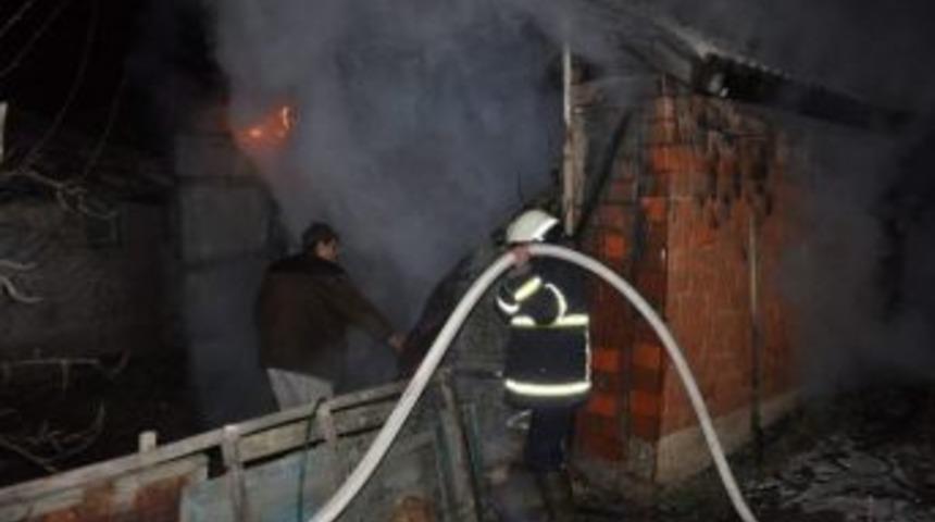 Odunlukta &Ccedil;ıkan Yangın Evi Yakıyordu