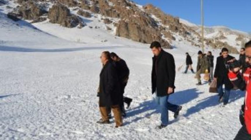 Eleşkirt&rsquo;te Yaban Hayvanları İ&ccedil;in Doğaya Yem Bırakıldı