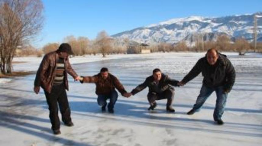 Oltu &Ccedil;ayı Buz Tuttu