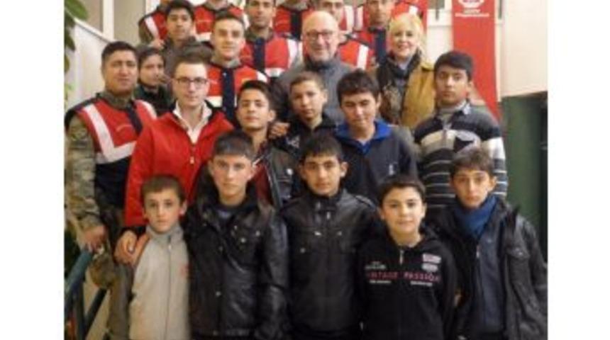 Altan Erkekli, K&ouml;y &Ccedil;ocuklarıyla Tiyatro İzledi