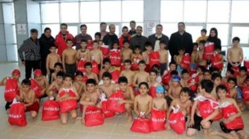 Vanlı Y&uuml;z&uuml;c&uuml;lere Malzeme Desteği