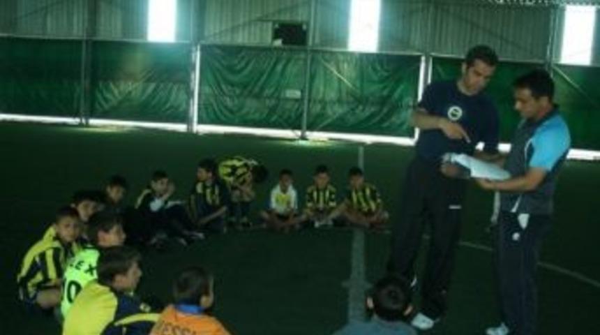 Paland&ouml;ken Futbol Okulu B&uuml;y&uuml;k Kul&uuml;plere Futbolcu Yetiştiriyor