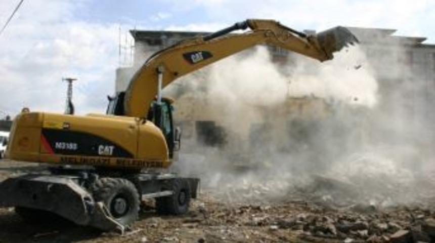 Melikgazi Belediyesince &Ccedil;evre Ve Halk Sağlığı A&ccedil;ısından Metruk Binaların Yıkımı Ger&ccedil;ekleştiriliyor