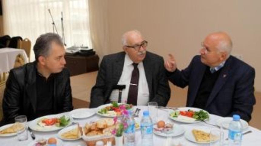 Yaşar, Meral Okay K&uuml;lt&uuml;r Merkezinde