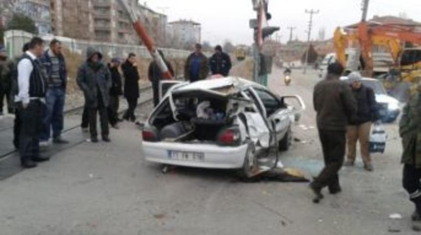 Kırıkkale&rsquo;de Hemzemin Ge&ccedil;itte Kaza