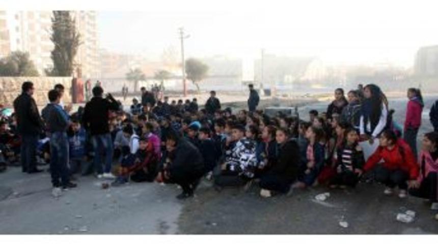 Kazada Hayatını Kaybeden Arkadaşları I&ccedil;in Yol Kapatıp Eylem Yaptılar