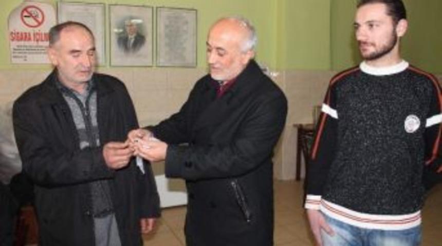 Bağışlanan Montun &Ccedil;ebinden &Ccedil;ıkan Altınları Sahibine Teslim Etti