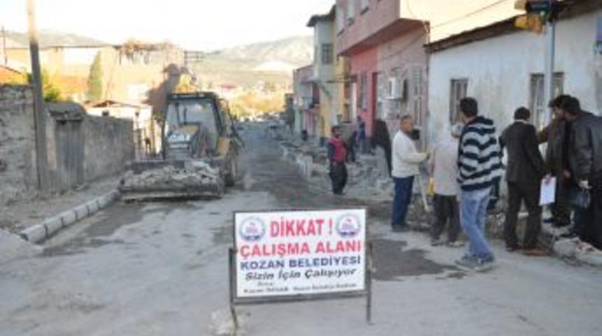 Kozan'da Kilit Parke D&ouml;şeme &Ccedil;alışmaları Devam Ediyor