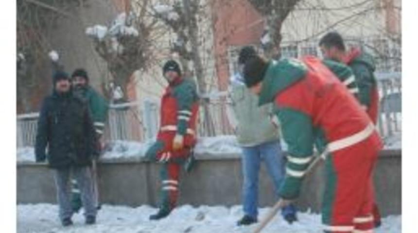 B&uuml;y&uuml;kşehir Belediyesi Buz Kırma &Ccedil;alışmalarına Devam Ediyor