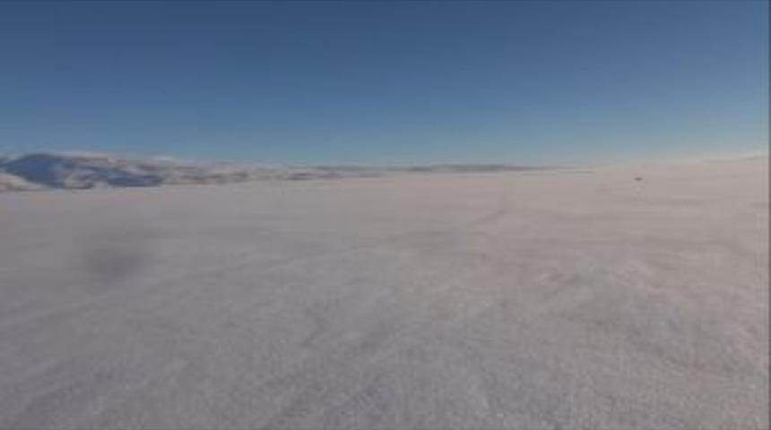 Yüzeyi Buz Tutan Çıldır Gölü'nde Piknik Keyfi