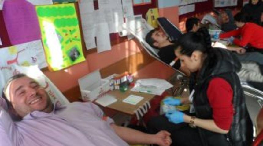 Soğuk havaya rağmen kan bağışına koştular