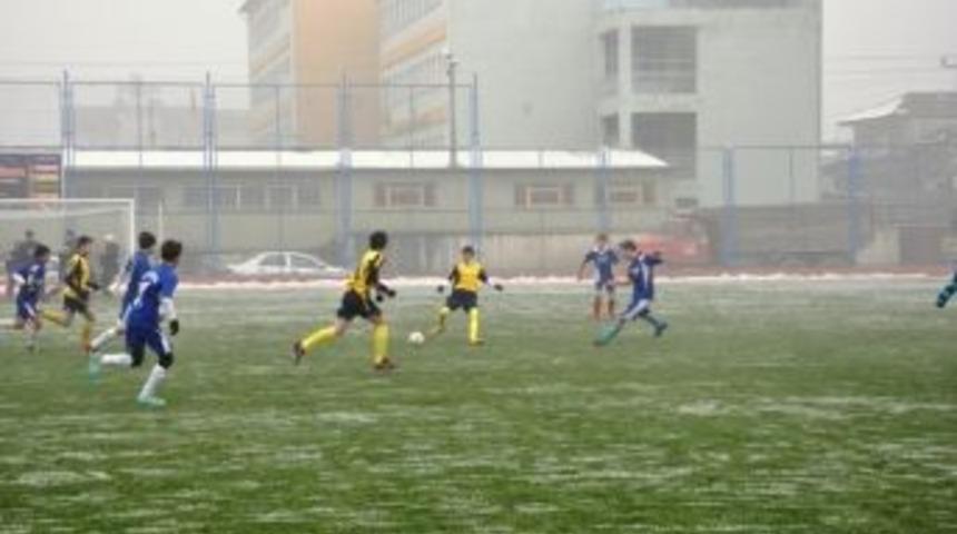 Yıldız Futbolcular Sahaya &Ccedil;ıktı