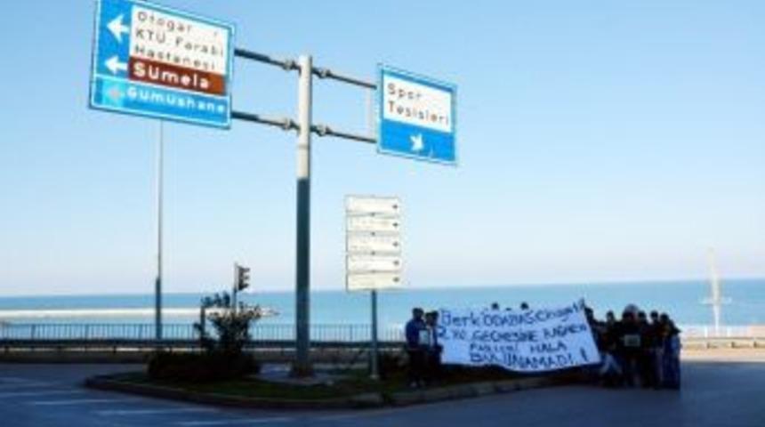 18 Ay &Ouml;nce &Ouml;len Arkadaşları İ&ccedil;in Eylem Yaptılar