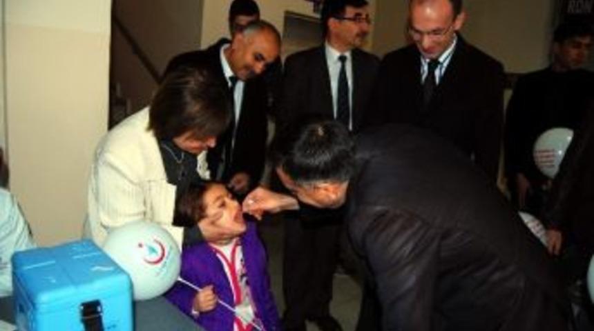 Minikler &Ccedil;ocuk Felcine Karşı Aşılanıyor