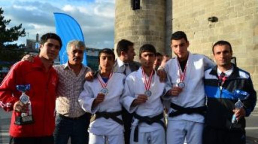 Judonun Altın &Ccedil;ocuğu G&uuml;m&uuml;şle Yetindi