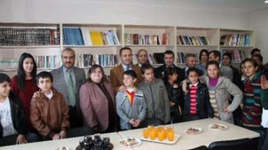 Yenişehir Gen&ccedil;lik Merkezi K&uuml;t&uuml;phane A&ccedil;ılışını Yaptı