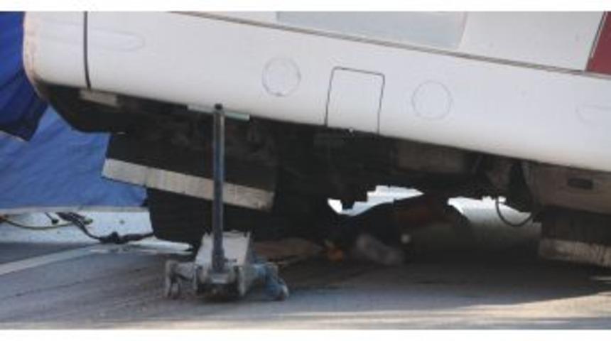 &Uuml;niversite &Ouml;ğrencisi Kız Otob&uuml;s Altında Feci Şekilde Can Verdi