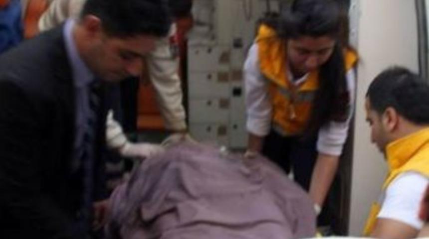 Kartopu Oynayan 2 Arkadaş Arasında Bı&ccedil;aklı Kavga: 1 Yaralı