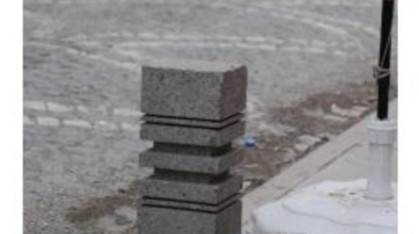 Magandalar Baba Taşlarını Hedef Aldı