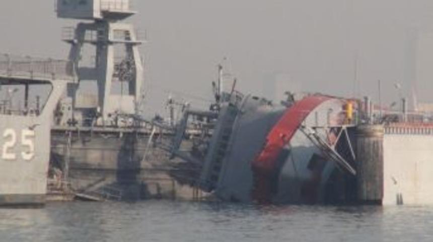 İzmir'de Askeri Gemi Yan Yattı