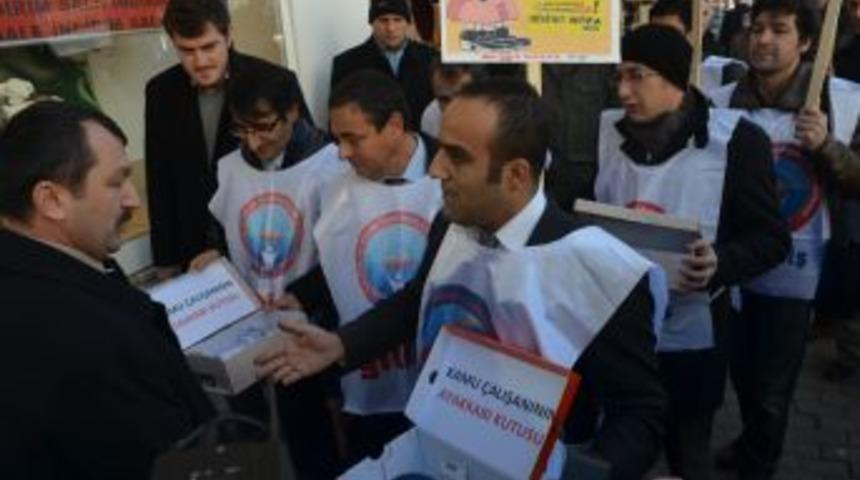 Memurlar, Fatura Dolu Ayakkabı Kutularını AK Parti &Ouml;n&uuml;ne Bıraktı