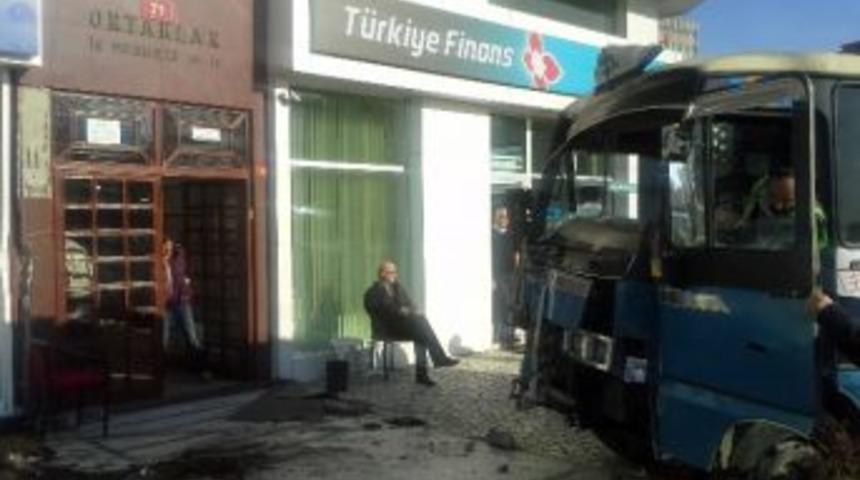 Yolcu Minib&uuml;s&uuml; Bankaya Daldı: 4 Yaralı
