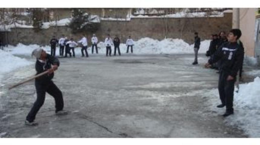 Hakkarili &Ouml;ğrenciler 'holane' Oynuyor
